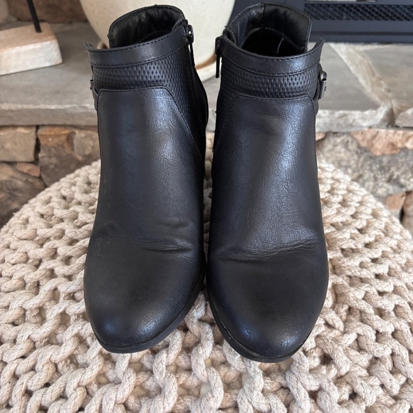 Kim Rogers Women's Black SZ 7 Onyla Booties Almond Toe Vibration - Picture 6 of 13